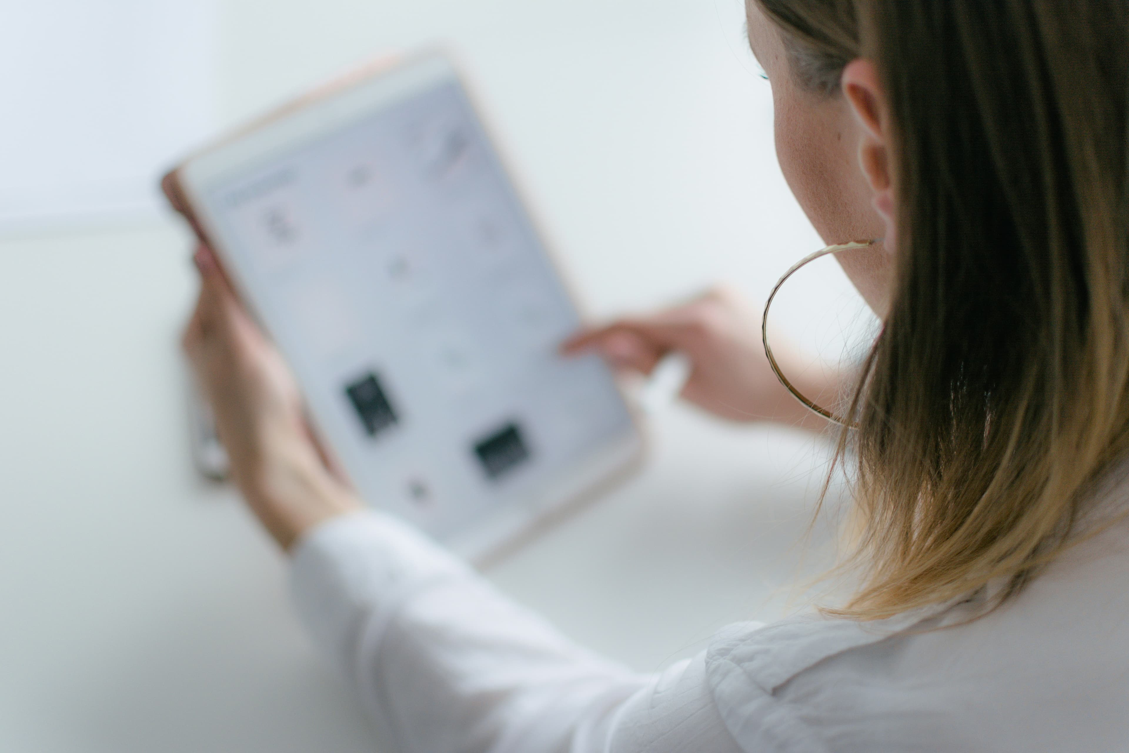 Paciente consultando la web de una clínica estética desde el móvil